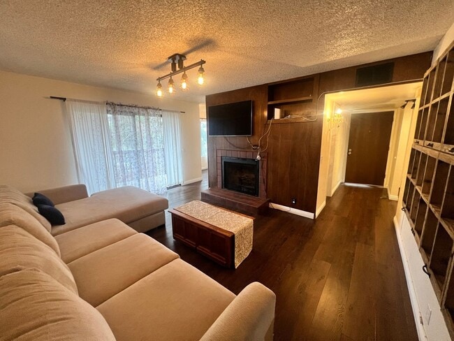Building Photo - Large 1BR/1BA Updated End Unit (Upper Floor) Condo in Alpine Oaks