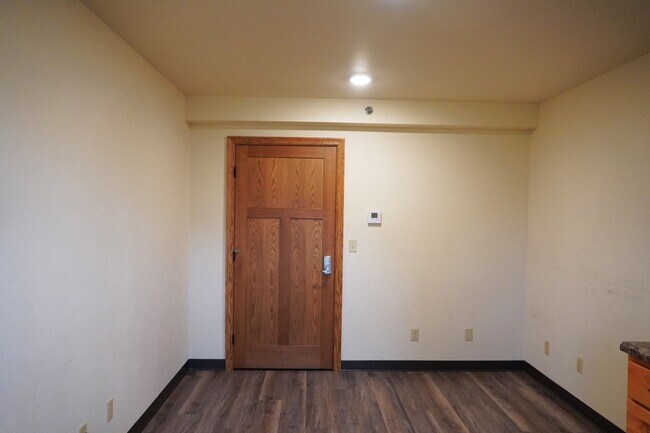 Building Photo - 1 Bedroom, 1 Bath Apartment- All utilities included