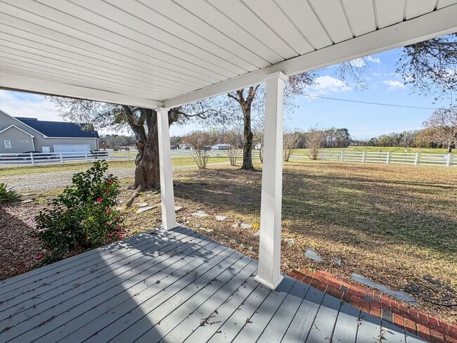 Building Photo - Charming older home in a peaceful, quiet neighborhood