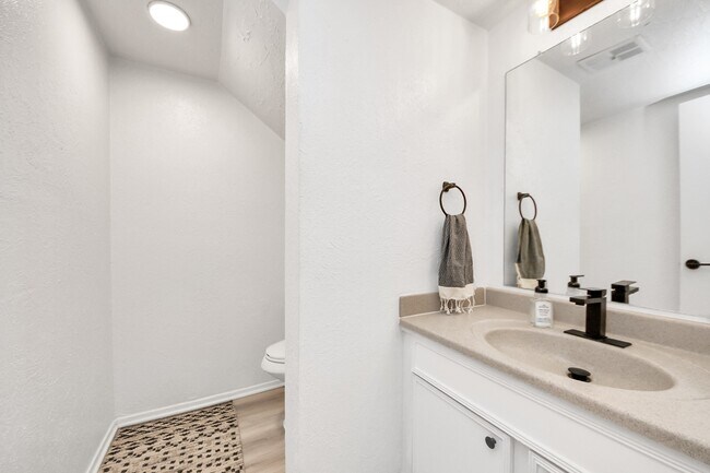 Building Photo - 1902 Kings Arms Way