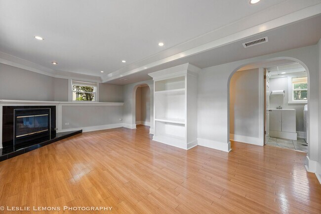 Building Photo - Great House in a great location!