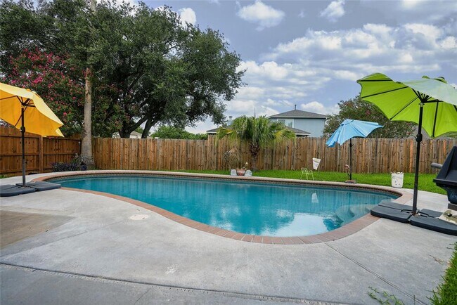 Building Photo - 11103 W Brompton Dr