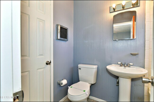 Building Photo - 5613 Creston Ave