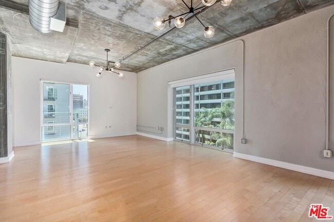 Building Photo - 645 W 9th St