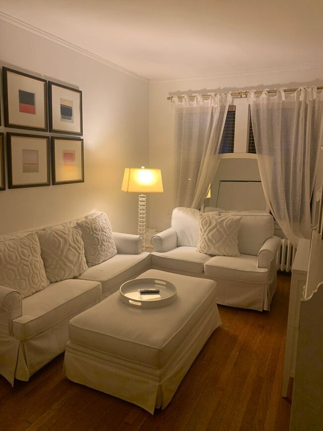Building Photo - Introducing a charming 3-bedroom, 2-bathroom townhouse located in the heart of Shadyside