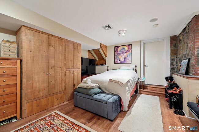 Building Photo - 591 Orange St