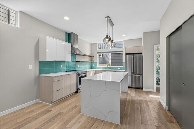Building Photo - Stunning Standalone Townhome In Coveted Lincoln Park - Air Conditioned!