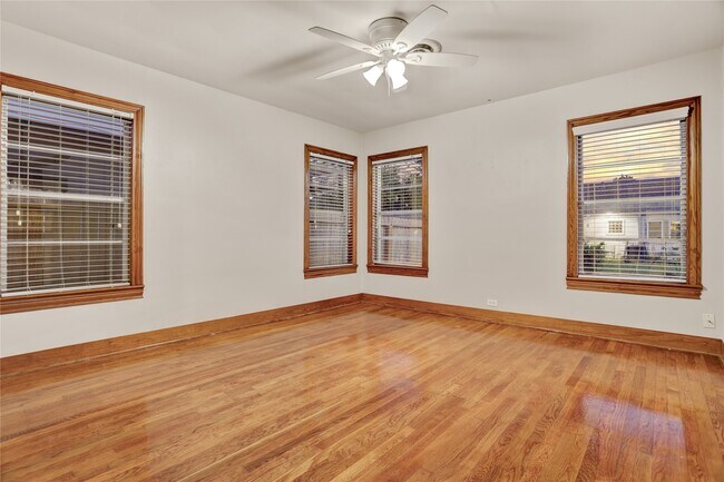 Building Photo - 806 Sue St