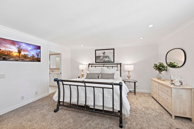Building Photo - Newport Beach Townhome