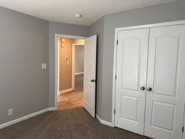 Building Photo - Almost 2000 sq.ft! Super Nice & Clean! 3 B...