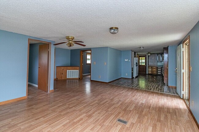 Building Photo - 3 Bedroom 2 Bath Doublewide in Dudley!
