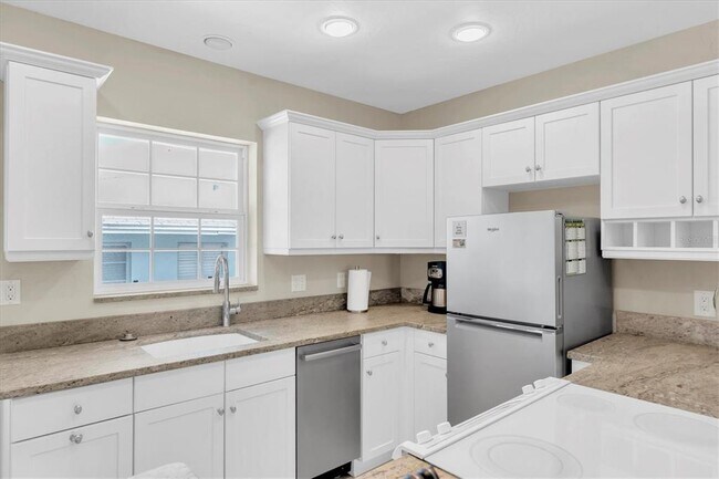 Building Photo - 1800 Pass a Grille Way