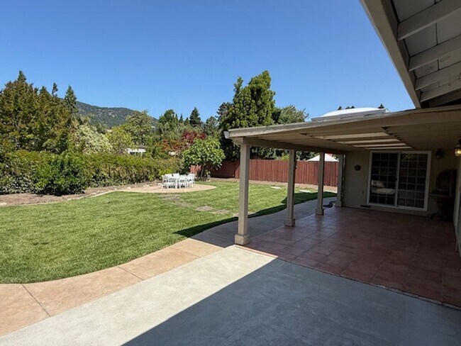 Building Photo - Massive 4-Bedroom home in Quiet Green Vall...
