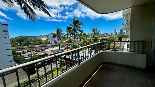 Building Photo - SPACIOUS 2 BED/2 BATH/1 PRKG, Washer/Dryer...