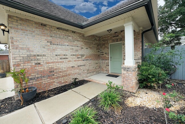 Building Photo - Central Niceville Location