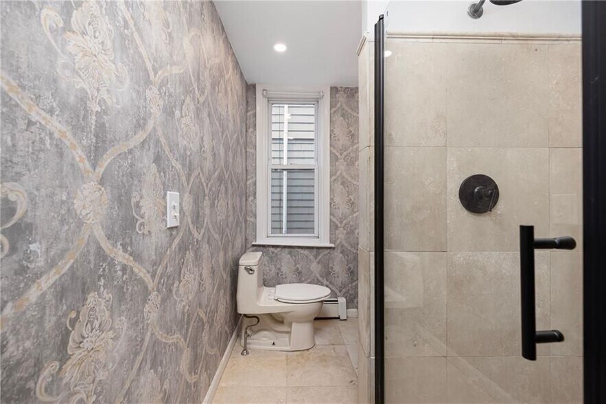 Building Photo - 5 Solar St