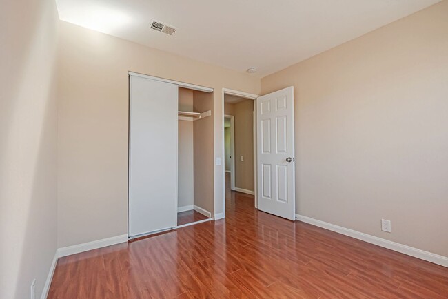 Building Photo - BEAUTIFUL REMODELED TWO STORY TOWNHOME IN ...