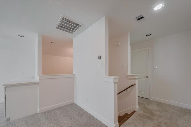 Building Photo - 854 W 20th St