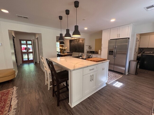 Building Photo - Renovated Home In The Heart Of East Memphis! Fully Fenced Backyard! No Carpet!
