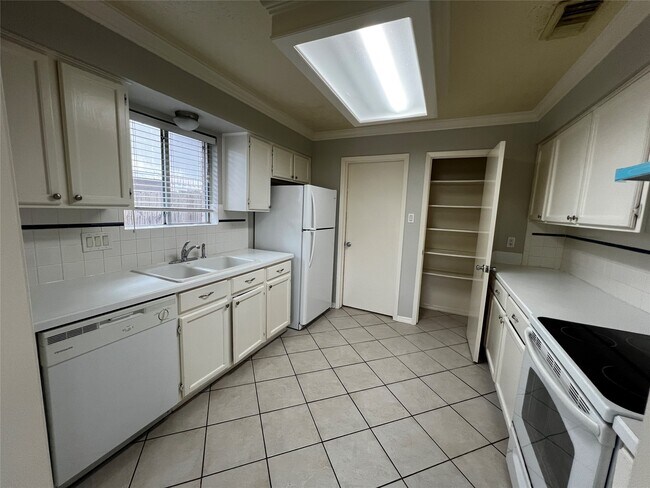 Building Photo - 18531 Lippizaner Dr