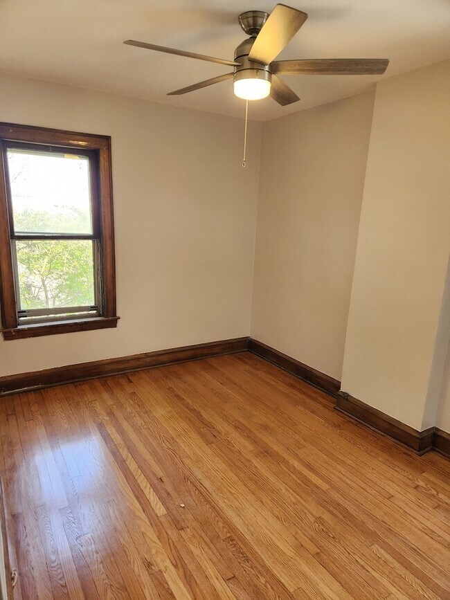 Building Photo - 2336 W Waveland Ave