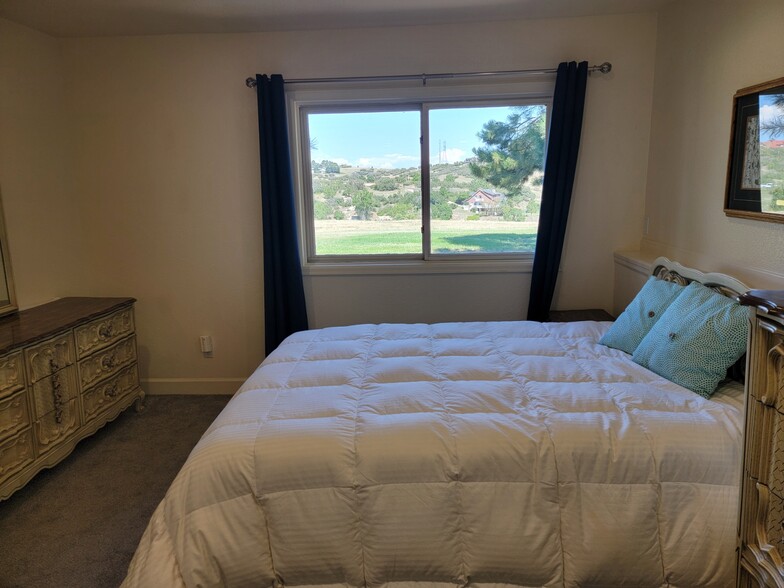 Bedroom - 61 W Surrey Dr