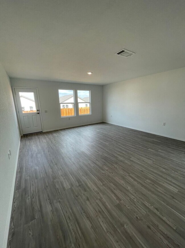 Building Photo - For Rent: Modern 3 Bed | 2 Bath | 2-Car Garage Home in Mission del Lago Community