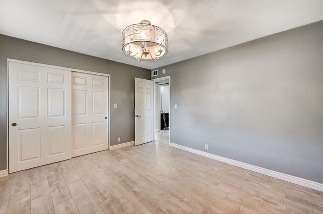 Building Photo - GATED COMMUNITY CONDO WITH BRAND NEW UPGRADES THROUGHOUT