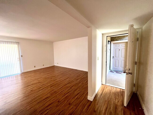 Building Photo - 2 Bedroom Condo in Guard Gated Community