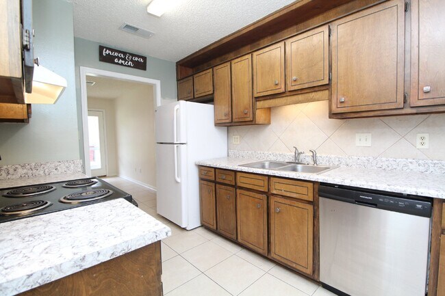 Building Photo - 3BR Home in Milton | All Tile Flooring (No Carpet) | Fenced Yard + Garage | Available 5/1.