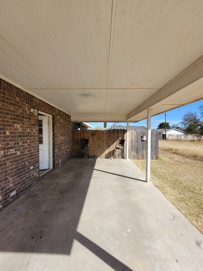 Building Photo - 3 bed 2 bath home, large backyard!