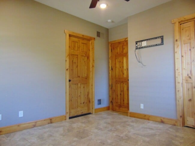 Building Photo - Majestic 3 Bed Mid MO Ranch!