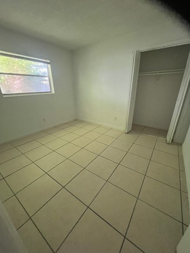 Building Photo - 1227 NE 5th Ter