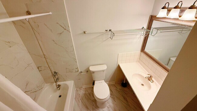 Building Photo - 240 W 31st St