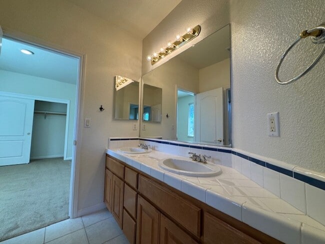 Building Photo - Gorgeous 5 bedroom + office, 4.5 bath Alam...