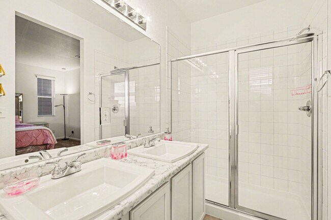 Building Photo - Available April 2026! 2 bed 2.5 bath townhouse!