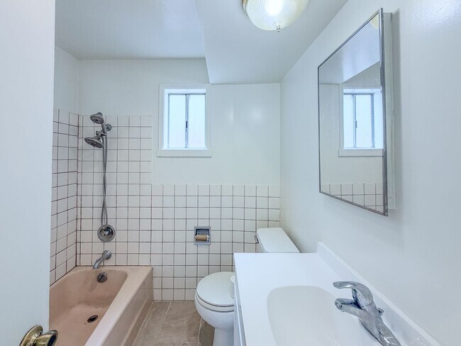 Building Photo - 108 Los Angeles Ave