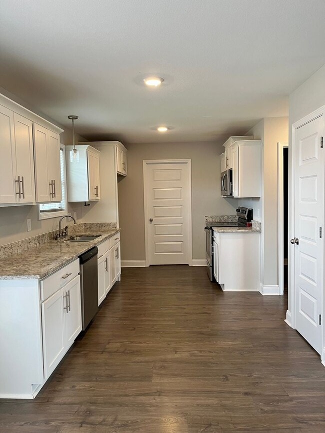 Building Photo - ** COMING SOON ** Beautiful Large Home in Great Location