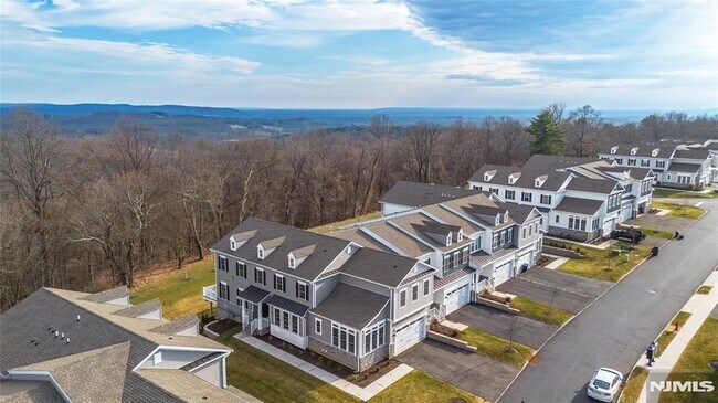 Building Photo - 37 Hillandale Dr