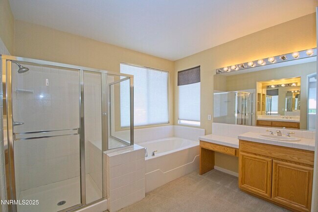 Building Photo - 3075 Roxbury Dr