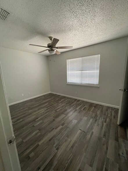 Building Photo - Century Oaks