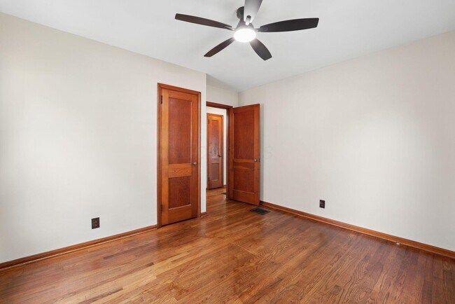 Building Photo - 375 E Royal Forest Blvd