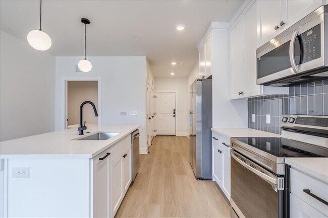 Building Photo - 3000 Duval St