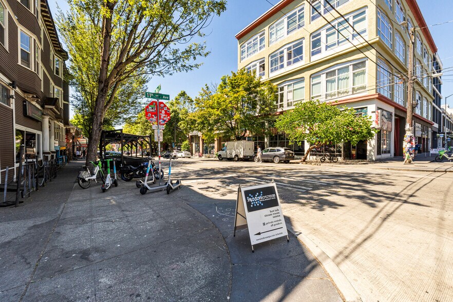 Building Photo - 1414 10th Ave