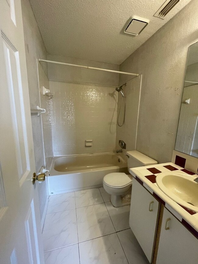 Building Photo - 3 Bed 2.5 Bath Townhome | Gated Community ...