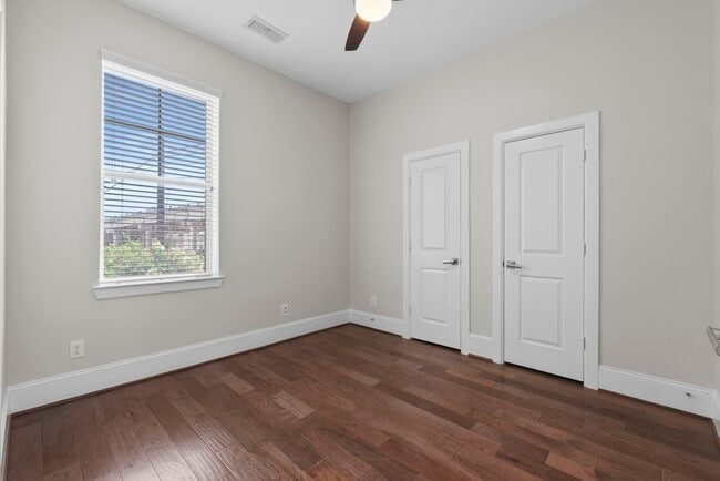 Building Photo - 702 N Shepherd Dr