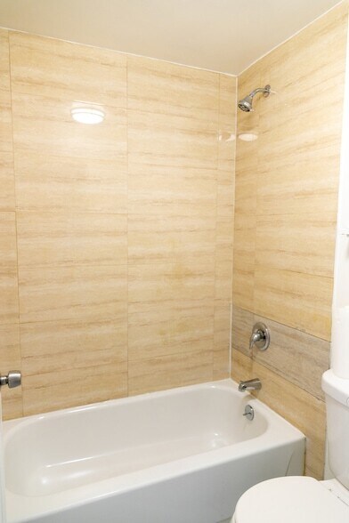 Building Photo - 5320 N Sheridan Rd