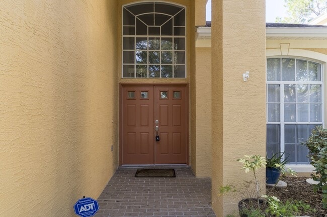 Building Photo - Beautiful 4/2 home Located on a tree lined street in the gate of country club community of the Hu...