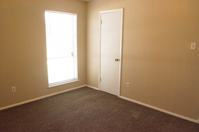 Building Photo - Spacious Southside Apartment!