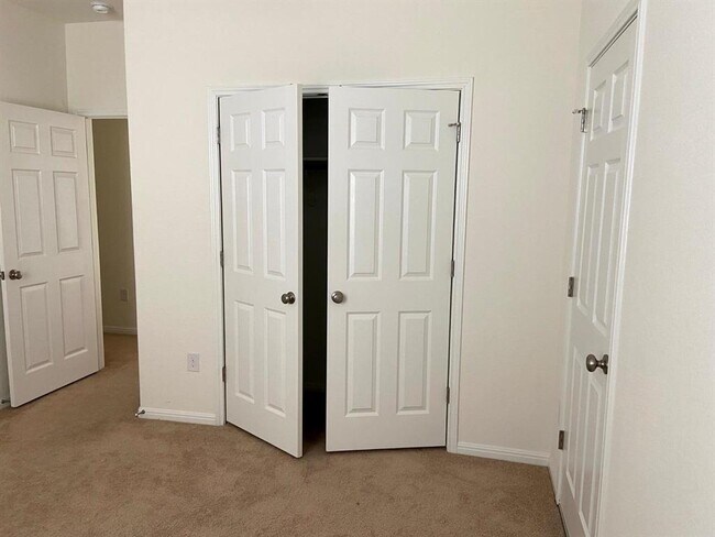 Building Photo - 2918 Zelma Dr
